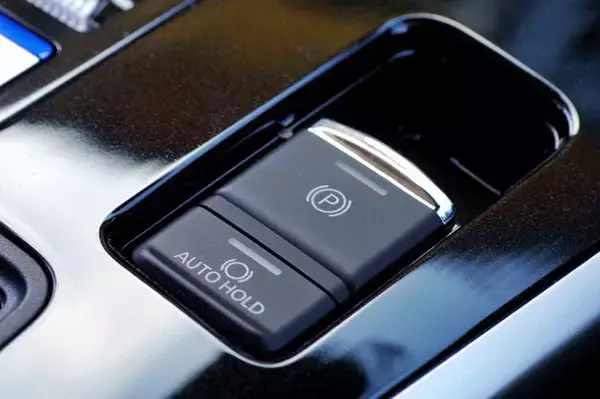 「電動パーキングブレーキも凍る？ 「雪国ではPブレーキをかけない」…自動でかかっちゃう場合は」の画像