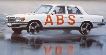 ポンピングブレーキを過去のものにした？「ABS」とは 実はクルマ以外が先行 遅れた理由は？