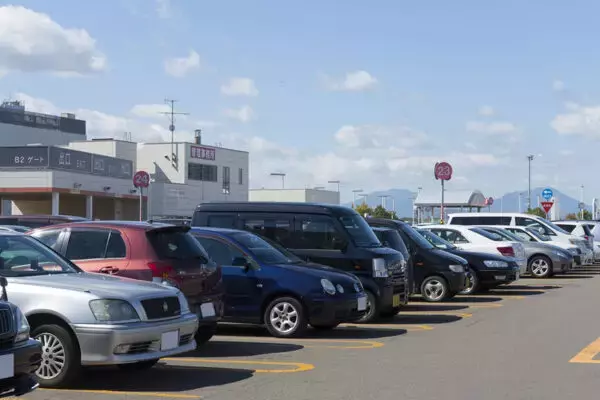 「飛行機乗る人よりカネ使う人優遇」に怒りの声も 新千歳空港の駐車料金“最大5倍”の衝撃 一体なぜ？