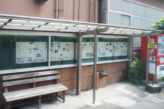 「このバスの色、どこかで見たことがあるぞ…」不思議なバスが集まる“島”のなんともおおらかな世界