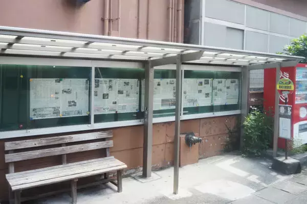 「このバスの色、どこかで見たことがあるぞ…」不思議なバスが集まる“島”のなんともおおらかな世界