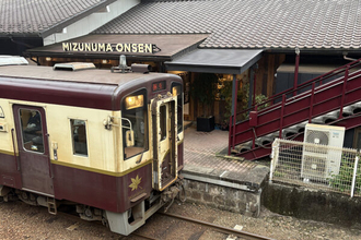 日本一？ 関東にある「駅に近すぎる温泉」がめっちゃオシャレになっていた！ マジで列車おりて「秒で温泉」！