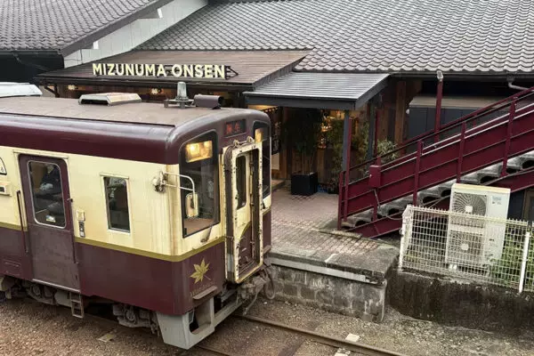 日本一？ 関東にある「駅に近すぎる温泉」がめっちゃオシャレになっていた！ マジで列車おりて「秒で温泉」！