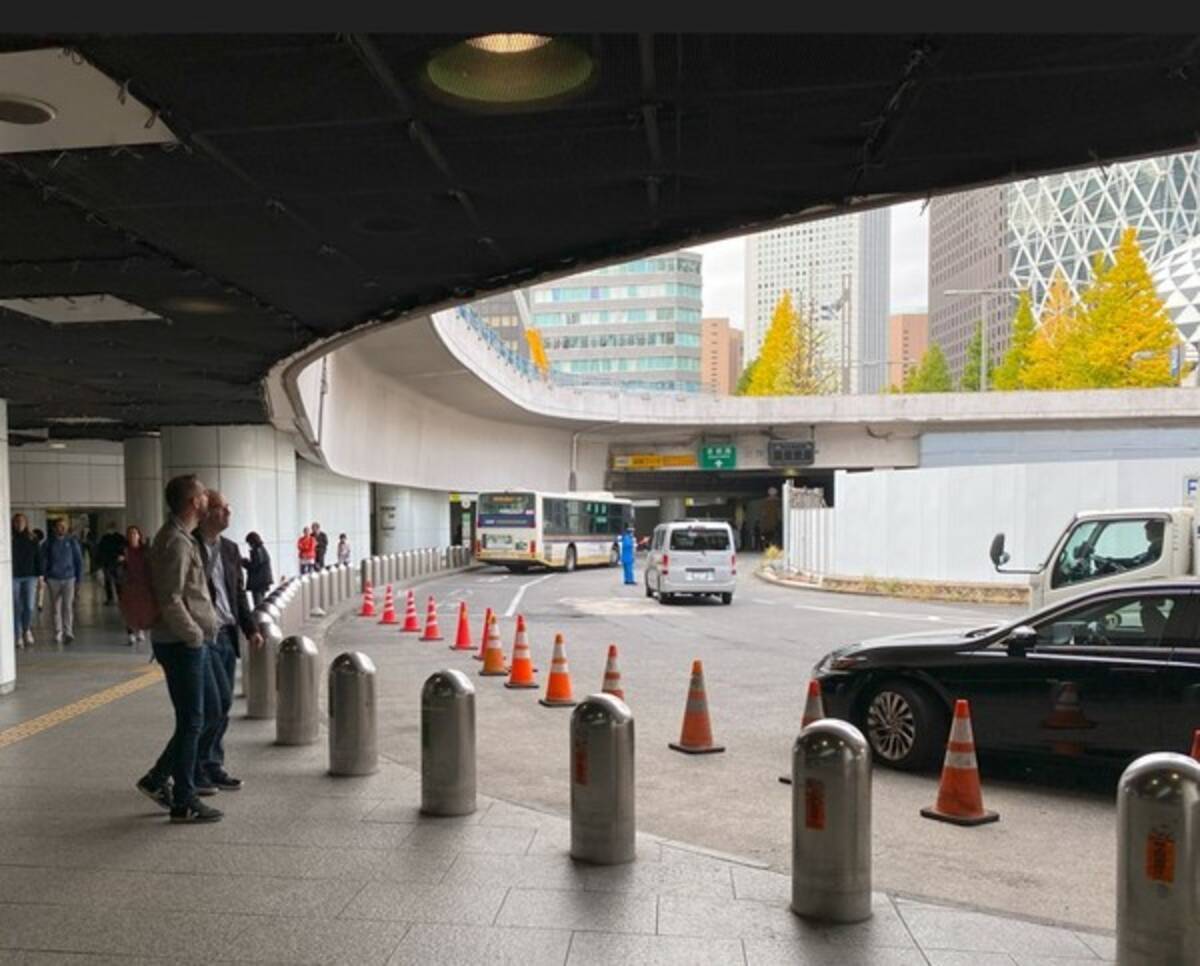 新宿駅の「西口地下ロータリー」に異変!? 足場組まれ「解体か!?」の声も 名物スポットは今後どうなるのか - エキサイトニュース