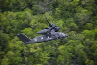 米陸軍の“不屈の戦士”が50年ぶり復活！ 因縁の名を継ぐ新型チルトローター機 「II」に込められた空軍への「意趣返し」とは