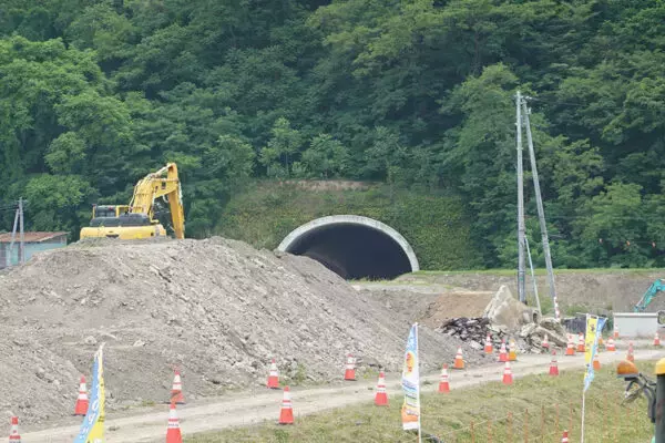 「貫通から10年経つトンネル」ようやく日の目？ 日本一長い川沿い「約50kmの大規模バイパス」計画のいま（後編） まだまだかかりそう？ 現地では“別のバイパス”も建設中