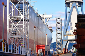 高層ビル並みの巨大貨物船、これでも「ハンディサイズ」って!? 想像を絶する「ばら積み船」の世界 デカけりゃいいでは決してないワケ