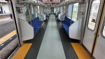 それ「迷惑行為」です！ 満員電車の“マナー問題” 荷物を「抱える」が不正解の場合もある!?