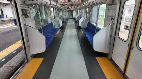 「それ「迷惑行為」です！ 満員電車の“マナー問題” 荷物を「抱える」が不正解の場合もある!?」の画像