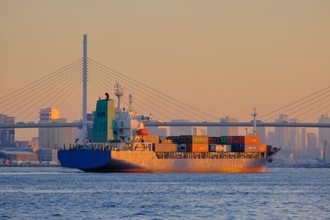 港で「ボーッ」が5回鳴ったら危険信号!? 船の“汽笛ルール”意外と厳しかった「短く3回」はどんな意味？