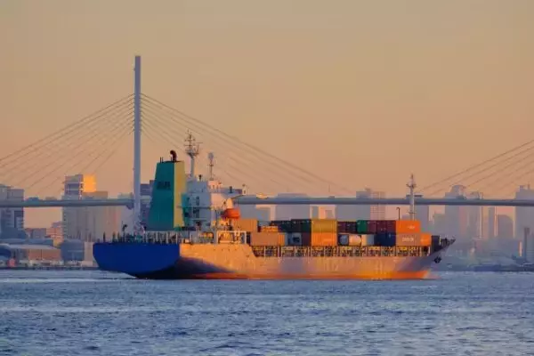 「港で「ボーッ」が5回鳴ったら危険信号!? 船の“汽笛ルール”意外と厳しかった「短く3回」はどんな意味？」の画像