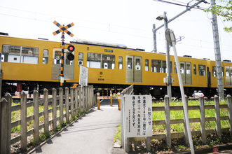 「日本一長い踏切」は多摩地区にあった 長すぎて途中には小休止用の“小島”も