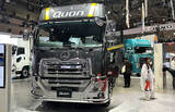 「「え!?最新車種…ですよね？」海外向け「最新大型トラック」の“仰天設備”…その納得の理由とは？ UDトラックスの世界初公開モデル」の画像1