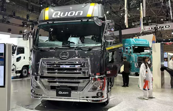 「え!?最新車種…ですよね？」海外向け「最新大型トラック」の“仰天設備”…その納得の理由とは？ UDトラックスの世界初公開モデル