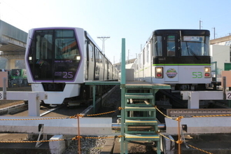 新幹線と並走するニューシャトルの「ベテラン車両」ついに勇退！ 車内は珍しい木目調 最後の晴れ舞台に挑む