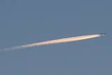 「「飛行機雲＝排ガス」って本当？ 空の上で起きている自然変化と、「飛行機雲が長く残ると雨が降る」説は信じてイイの？」の画像1