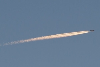 「飛行機雲＝排ガス」って本当？ 空の上で起きている自然変化と、「飛行機雲が長く残ると雨が降る」説は信じてイイの？