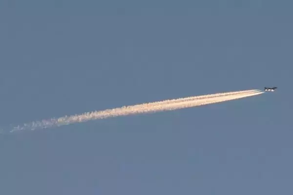 「飛行機雲＝排ガス」って本当？ 空の上で起きている自然変化と、「飛行機雲が長く残ると雨が降る」説は信じてイイの？