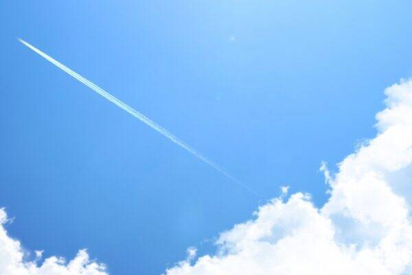 「飛行機雲＝排ガス」って本当？ 空の上で起きている自然変化と、「飛行機雲が長く残ると雨が降る」説は信じてイイの？
