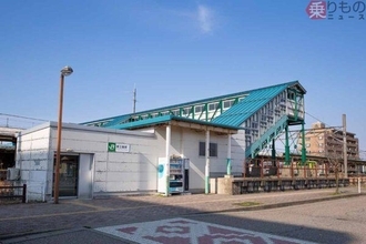 よくある駅の跨線橋…じゃない!? 足元に鎮座する「ナゾ台座」は山の向こうを目指した線路の痕跡だった