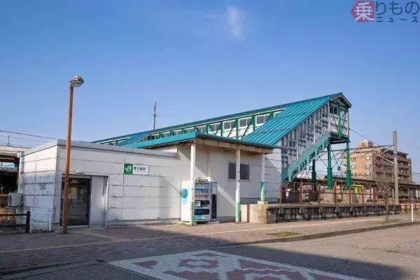よくある駅の跨線橋…じゃない!? 足元に鎮座する「ナゾ台座」は山の向こうを目指した線路の痕跡だった