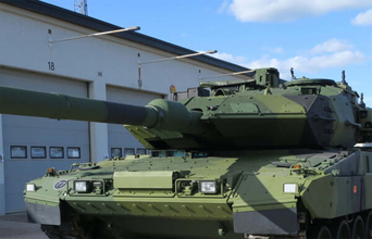 北欧屈指の機甲部隊向け 最初の“改修型戦車”が到着！ ドイツ軍の最新鋭レオパルト2に相当する性能