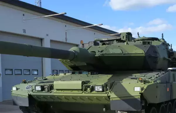 北欧屈指の機甲部隊向け 最初の“改修型戦車”が到着！ ドイツ軍の最新鋭レオパルト2に相当する性能
