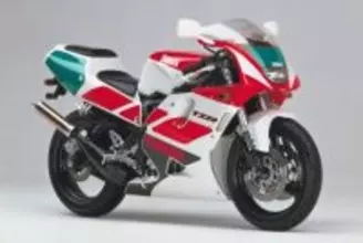 なぜ消えた？ 伝説の「2スト」バイク！ 甲高い音、オイルの匂い… 今も人を惹きつける“じゃじゃ馬”の魅力とは