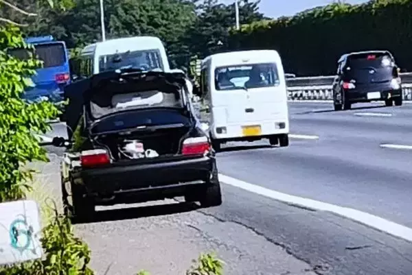 高速上で「車が立ち往生」！ エンジン吹けない、ハザードもつかない…“正しい対処”できますか？ 実は「レッカー来たあと」も注意!?