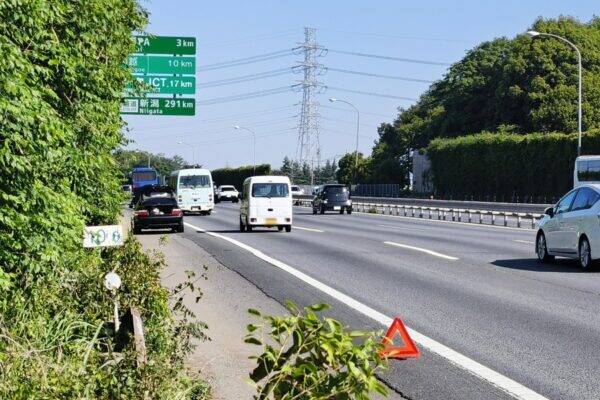 高速上で「車が立ち往生」！ エンジン吹けない、ハザードもつかない…“正しい対処”できますか？ 実は「レッカー来たあと」も注意!?