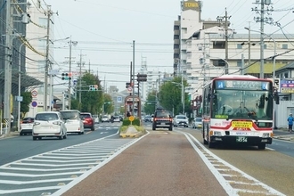 名古屋ならでは「反対車線にはみ出すバス」には“後輩”がいた！ 海外の「名古屋を参考にしたバスシステム」 街並みも似ている？