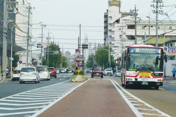 名古屋ならでは「反対車線にはみ出すバス」には“後輩”がいた！ 海外の「名古屋を参考にしたバスシステム」 街並みも似ている？