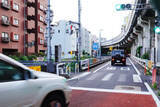 「ここ高速道路ですよ!? ランプのド真ん中を「横断歩道が分断」フツーに人が歩いてる… 街に溶け込んだ“高架下の異空間”」の画像1