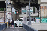 「ここ高速道路ですよ!? ランプのド真ん中を「横断歩道が分断」フツーに人が歩いてる… 街に溶け込んだ“高架下の異空間”」の画像2