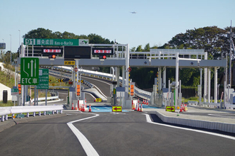 圏央道と同時開通で完成！「空港をぶち抜くICアクセス道路」が4車線化 東は茨城まで一本道！