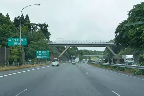 「あ、ここは“120キロ”じゃないのか…」 高速道路「最高速度の見直し」が停滞？ 引き上げ区間と“そのまま”の区間の違いとは？