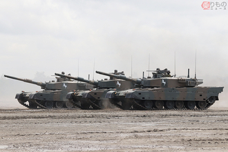 陸自の「“あみあみの屋根”をつけた戦車」パレードに大量投入！ ついに“対ドローン装甲”が当たり前に!? 記念行事の“変化”にファン騒然