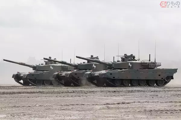 陸自の「“あみあみの屋根”をつけた戦車」パレードに大量投入！ ついに“対ドローン装甲”が当たり前に!? 記念行事の“変化”にファン騒然