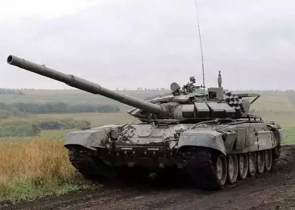 「驚愕の外観を持つロシア戦車」ウクライナ軍が確認 思わず2度見のキテレツぶり