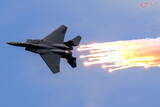 「戦闘機の“火の玉”どうバラ撒くの？ F-15のパイロットに聞いた 炎の温度は驚異の2000度！」の画像1