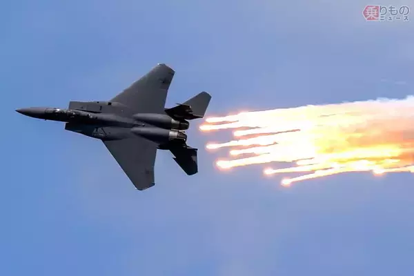 「戦闘機の“火の玉”どうバラ撒くの？ F-15のパイロットに聞いた 炎の温度は驚異の2000度！」の画像