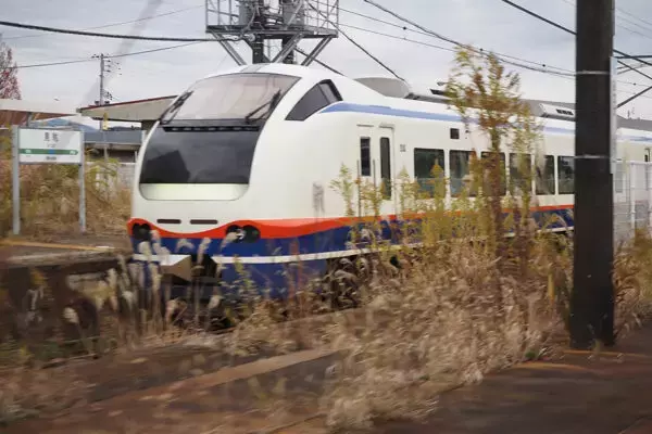 「「電気機関車が牽く客車列車」の歴史に幕――“死神”が牽いたJR東日本「最後の列車」に乗る 幹部が明言した機関車の今後」の画像