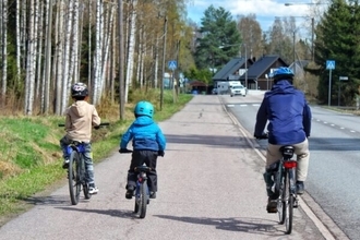 致死率1.7倍の衝撃！ 自転車ヘルメット「努力義務」はなぜ始まった？ 正直めんどくさい…の声も 脳を守る“滑るカタチ”とMIPSの科学