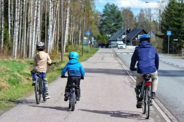 致死率1.7倍の衝撃！ 自転車ヘルメット「努力義務」はなぜ始まった？ 正直めんどくさい…の声も 脳を守る“滑るカタチ”とMIPSの科学