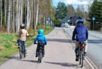 致死率1.7倍の衝撃！ 自転車ヘルメット「努力義務」はなぜ始まった？ 正直めんどくさい…の声も 脳を守る“滑るカタチ”とMIPSの科学