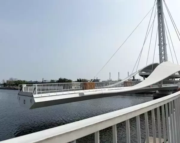 アジア最長の「ぐるっと回転する橋」が令和に新設！いったいナゼ？ 固唾を飲んで見守る“パフォーマンスタイム”