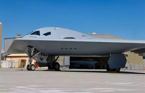 最先端の「第6世代爆撃機」でも操縦士は「2名が最適！」高度な自動化がウリの機体でも 従来に近い体制になった理由とは？