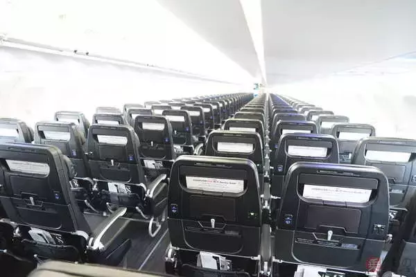 「“神席中の神席”教えます！ スターフライヤー新型機の異例仕様の新シート、乗り方にコツや注意点あり？」の画像