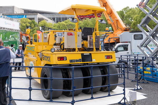舗装工事に革命!? ついに「ロードローラー」もEV化 「市場にないから作った」建機レンタル企業がなぜ？