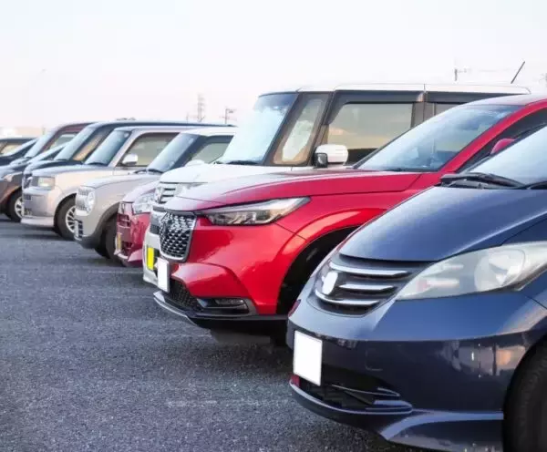 「クルマを擦ってしまった！」最もやりがちな箇所はどこ？ “いつも通り”なのに擦ってしまった…その理由も切実だった！
